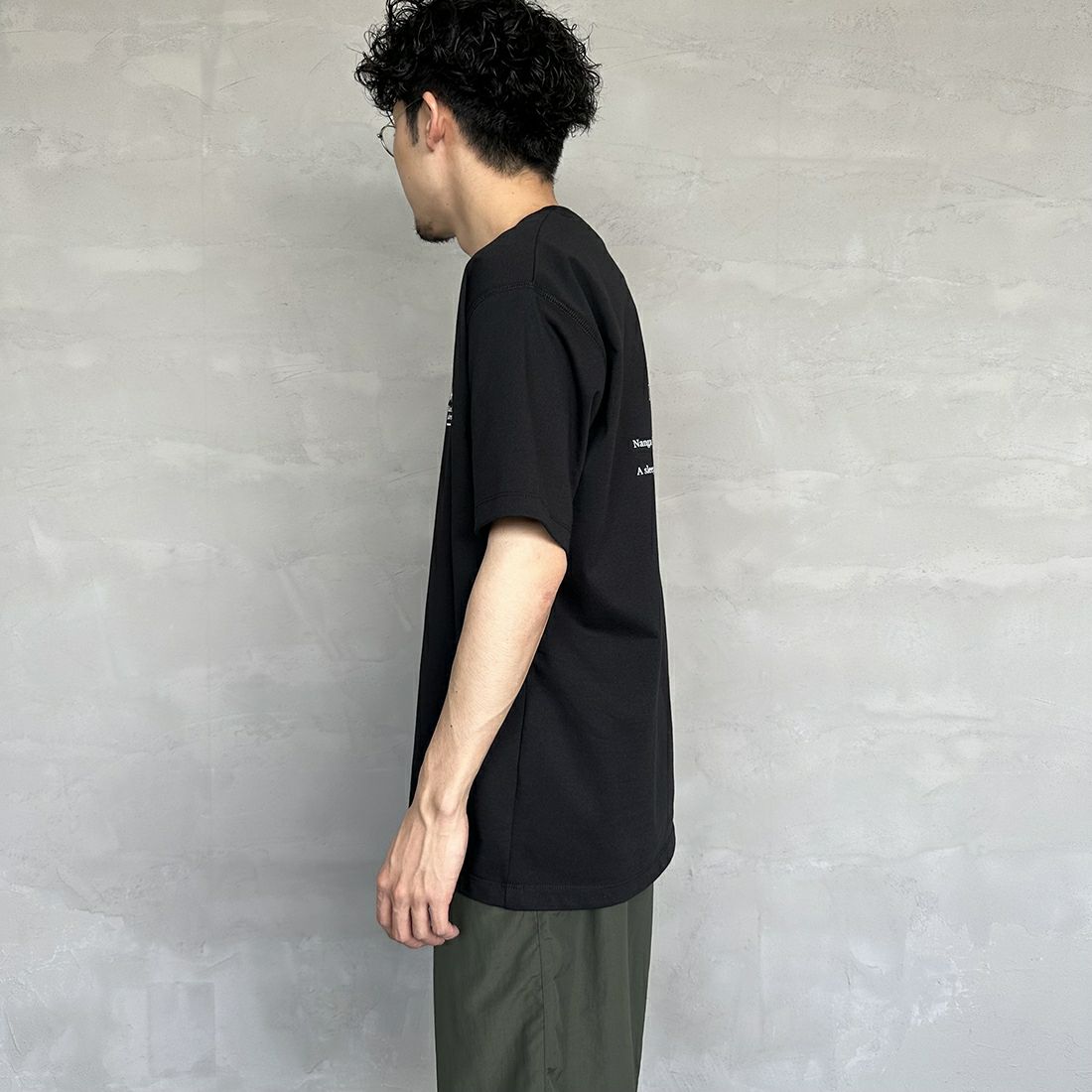 JEANSFACTORY × NANGA [ジーンズファクトリー × ナンガ] 別注 ヒストリーロゴ バックプリントTシャツ [NW25SS-JF2] BLACK &&モデル身長：168cm 着用サイズ：L&&