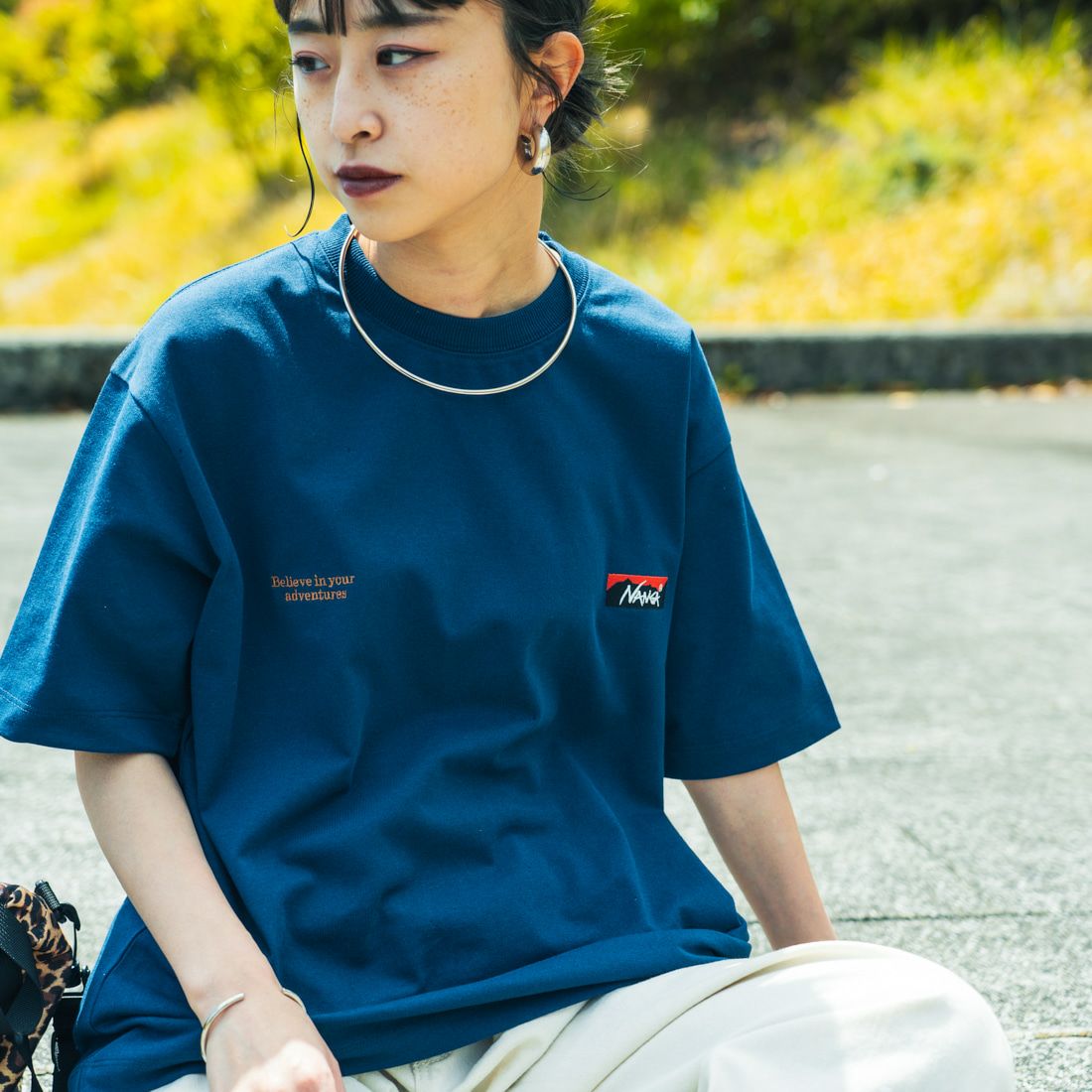 JEANSFACTORY × NANGA [ジーンズファクトリー × ナンガ] 別注 ブランドロゴ刺繍 ショートスリーブTシャツ [NW25SS-JF3] NAVY &&モデル身長：150cm 着用サイズ：S&&