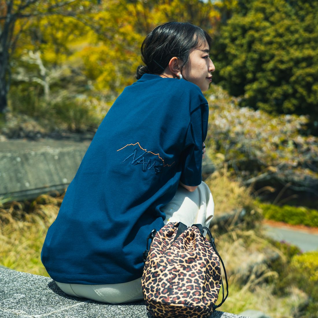 JEANSFACTORY × NANGA [ジーンズファクトリー × ナンガ] 別注 ブランドロゴ刺繍 ショートスリーブTシャツ [NW25SS-JF3] NAVY &&モデル身長：150cm 着用サイズ：S&&