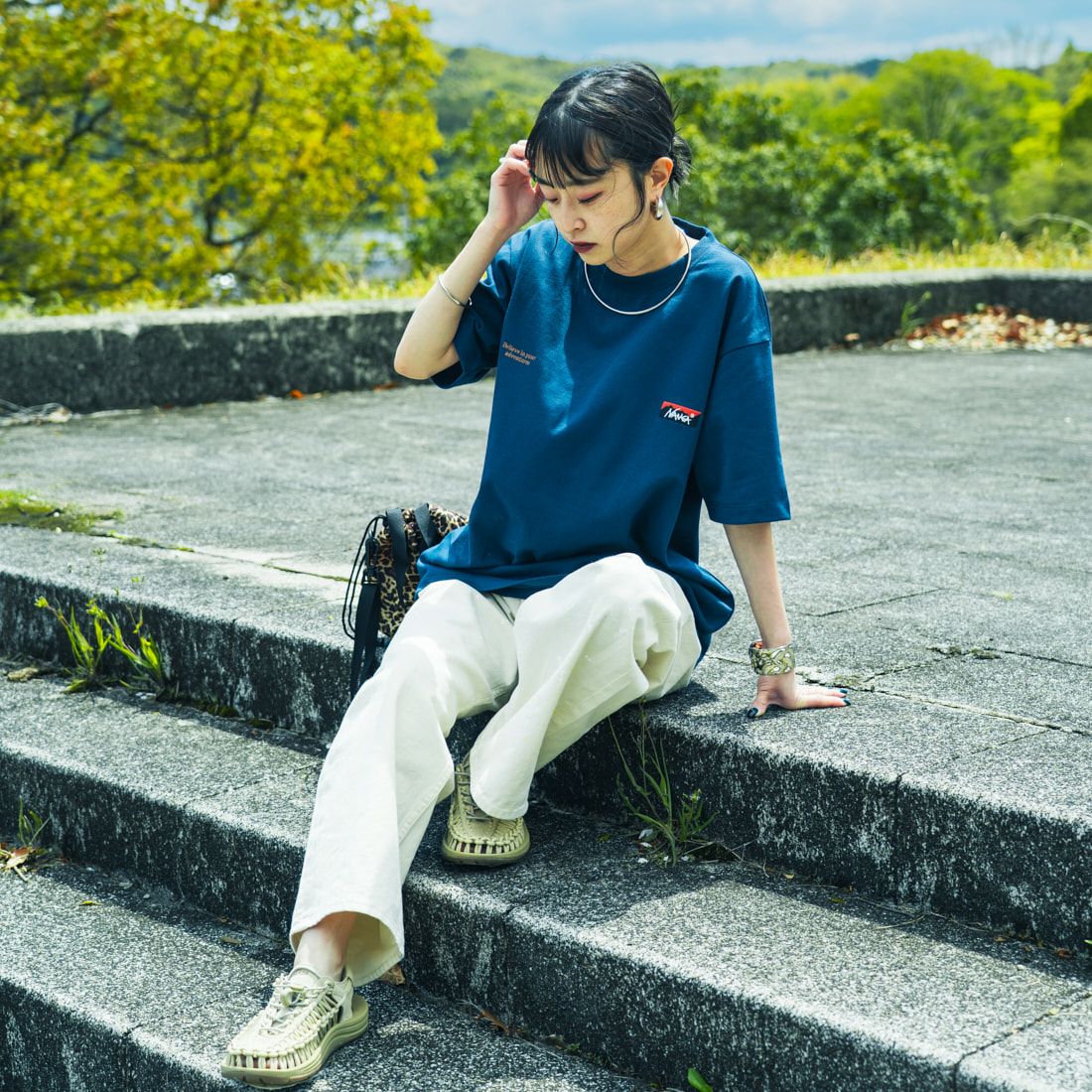 JEANSFACTORY × NANGA [ジーンズファクトリー × ナンガ] 別注 ブランドロゴ刺繍 ショートスリーブTシャツ [NW25SS-JF3] NAVY &&モデル身長：150cm 着用サイズ：S&&
