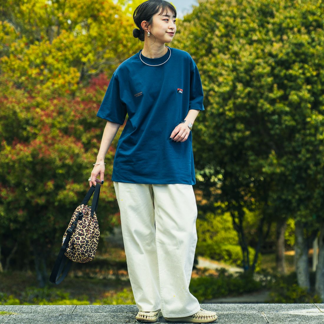 JEANSFACTORY × NANGA [ジーンズファクトリー × ナンガ] 別注 ブランドロゴ刺繍 ショートスリーブTシャツ [NW25SS-JF3] NAVY &&モデル身長：150cm 着用サイズ：S&&