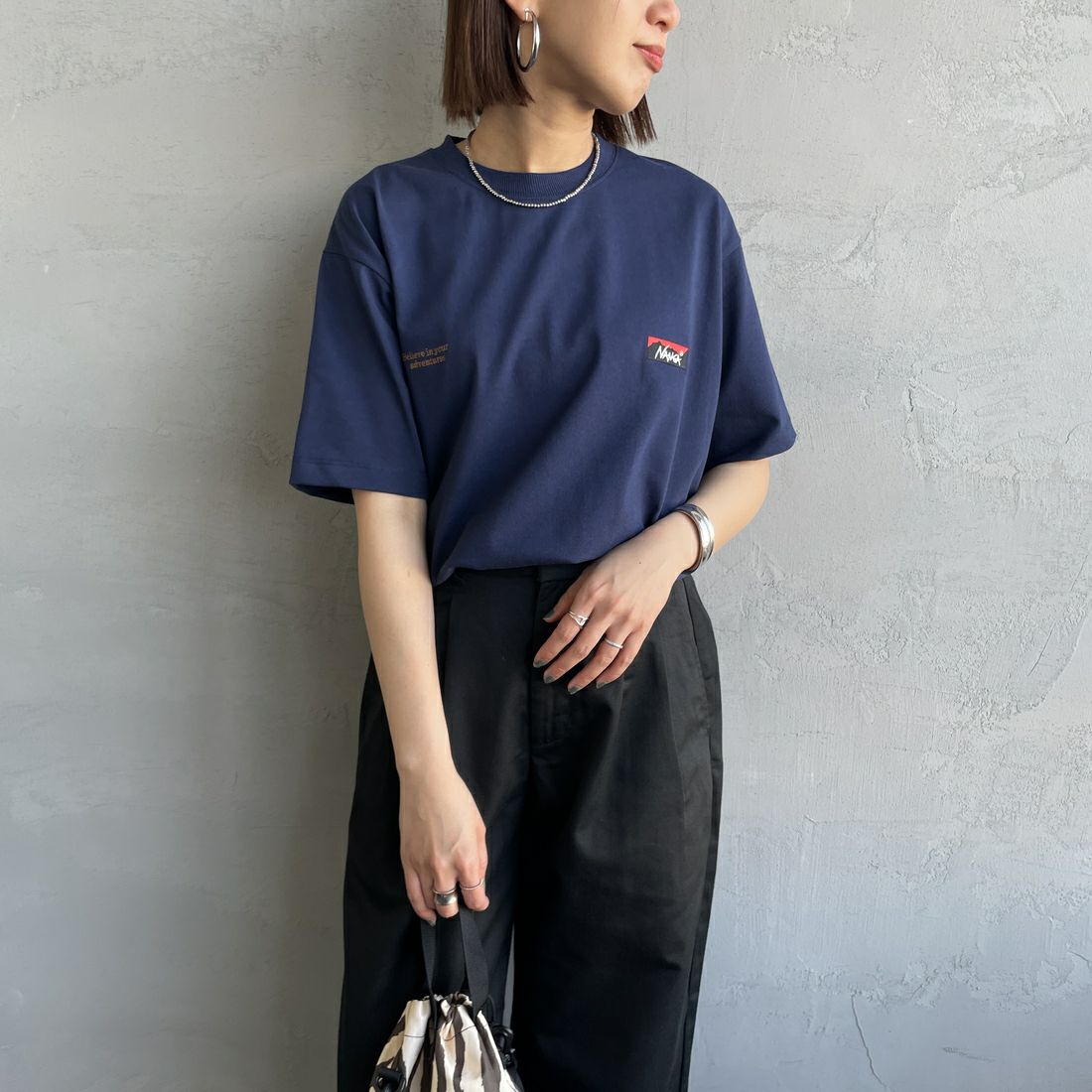 JEANSFACTORY × NANGA [ジーンズファクトリー × ナンガ] 別注 ブランドロゴ刺繍 ショートスリーブTシャツ [NW25SS-JF3] NAVY &&モデル身長：159cm 着用サイズ：S&&