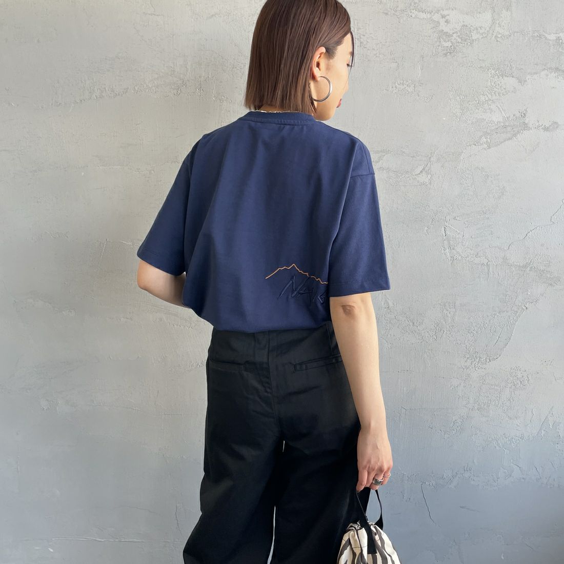 JEANSFACTORY × NANGA [ジーンズファクトリー × ナンガ] 別注 ブランドロゴ刺繍 ショートスリーブTシャツ [NW25SS-JF3] NAVY &&モデル身長：159cm 着用サイズ：S&&