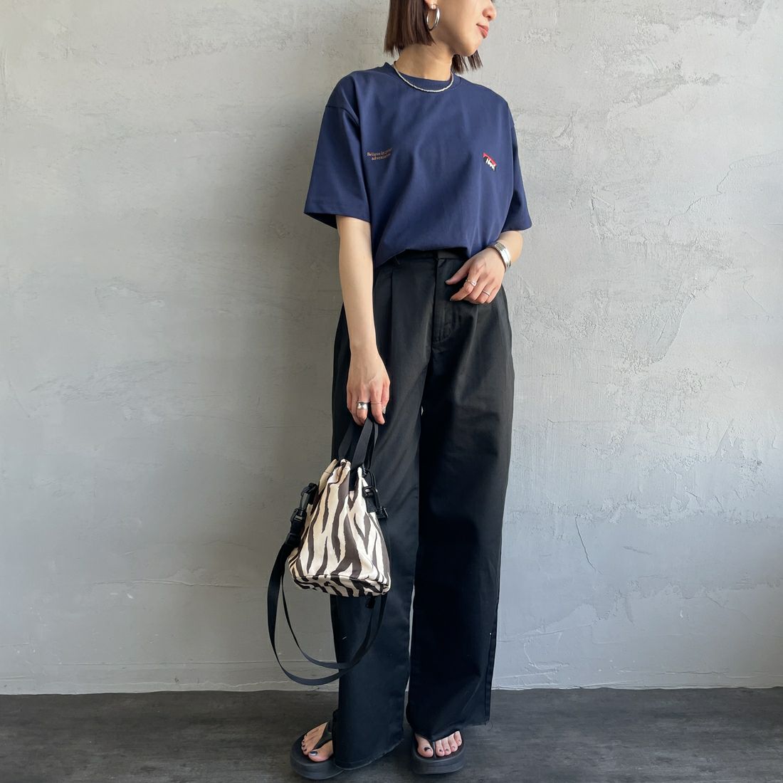 JEANSFACTORY × NANGA [ジーンズファクトリー × ナンガ] 別注 ブランドロゴ刺繍 ショートスリーブTシャツ [NW25SS-JF3] NAVY &&モデル身長：159cm 着用サイズ：S&&