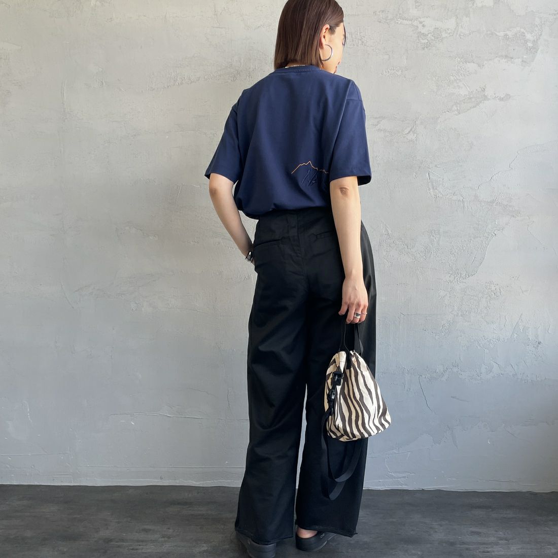 JEANSFACTORY × NANGA [ジーンズファクトリー × ナンガ] 別注 ブランドロゴ刺繍 ショートスリーブTシャツ [NW25SS-JF3] NAVY &&モデル身長：159cm 着用サイズ：S&&