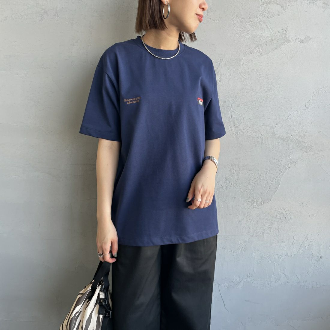 JEANSFACTORY × NANGA [ジーンズファクトリー × ナンガ] 別注 ブランドロゴ刺繍 ショートスリーブTシャツ [NW25SS-JF3] NAVY &&モデル身長：159cm 着用サイズ：S&&