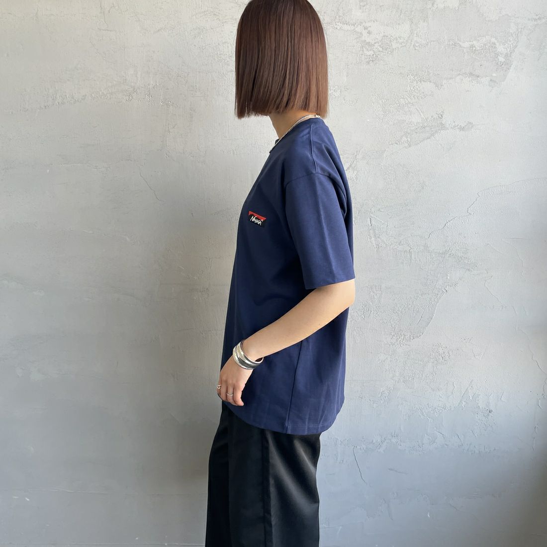 JEANSFACTORY × NANGA [ジーンズファクトリー × ナンガ] 別注 ブランドロゴ刺繍 ショートスリーブTシャツ [NW25SS-JF3] NAVY &&モデル身長：159cm 着用サイズ：S&&