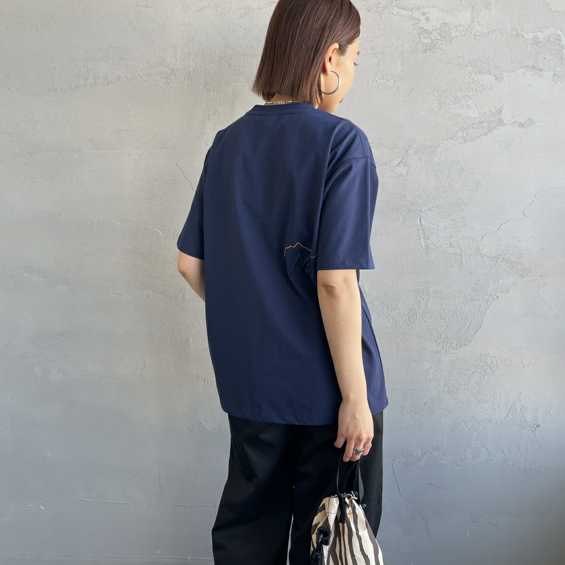 JEANSFACTORY × NANGA [ジーンズファクトリー × ナンガ] 別注 ブランドロゴ刺繍 ショートスリーブTシャツ [NW25SS-JF3] NAVY &&モデル身長：159cm 着用サイズ：S&&