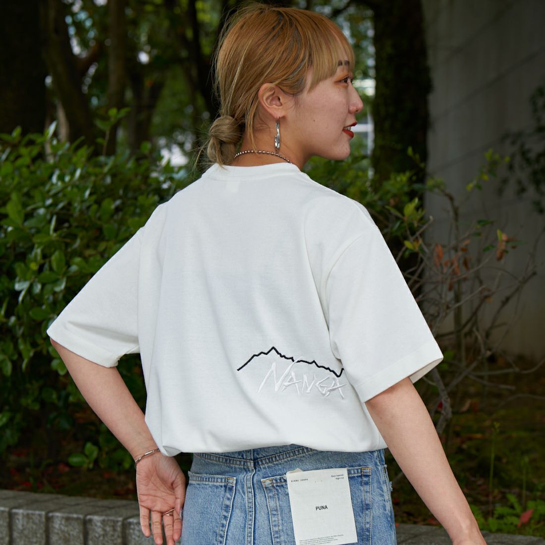 JEANSFACTORY × NANGA [ジーンズファクトリー × ナンガ] 別注 ブランドロゴ刺繍 ショートスリーブTシャツ [NW25SS-JF3] WHITE &&モデル身長：156cm 着用サイズ：S&&