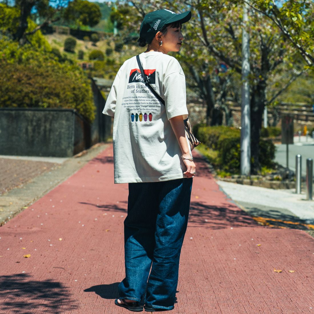 JEANSFACTORY × NANGA [ジーンズファクトリー × ナンガ] 別注 ヒストリーロゴ バックプリントTシャツ [NW25SS-JF2] WHITE &&モデル身長：150cm 着用サイズ：S&&
