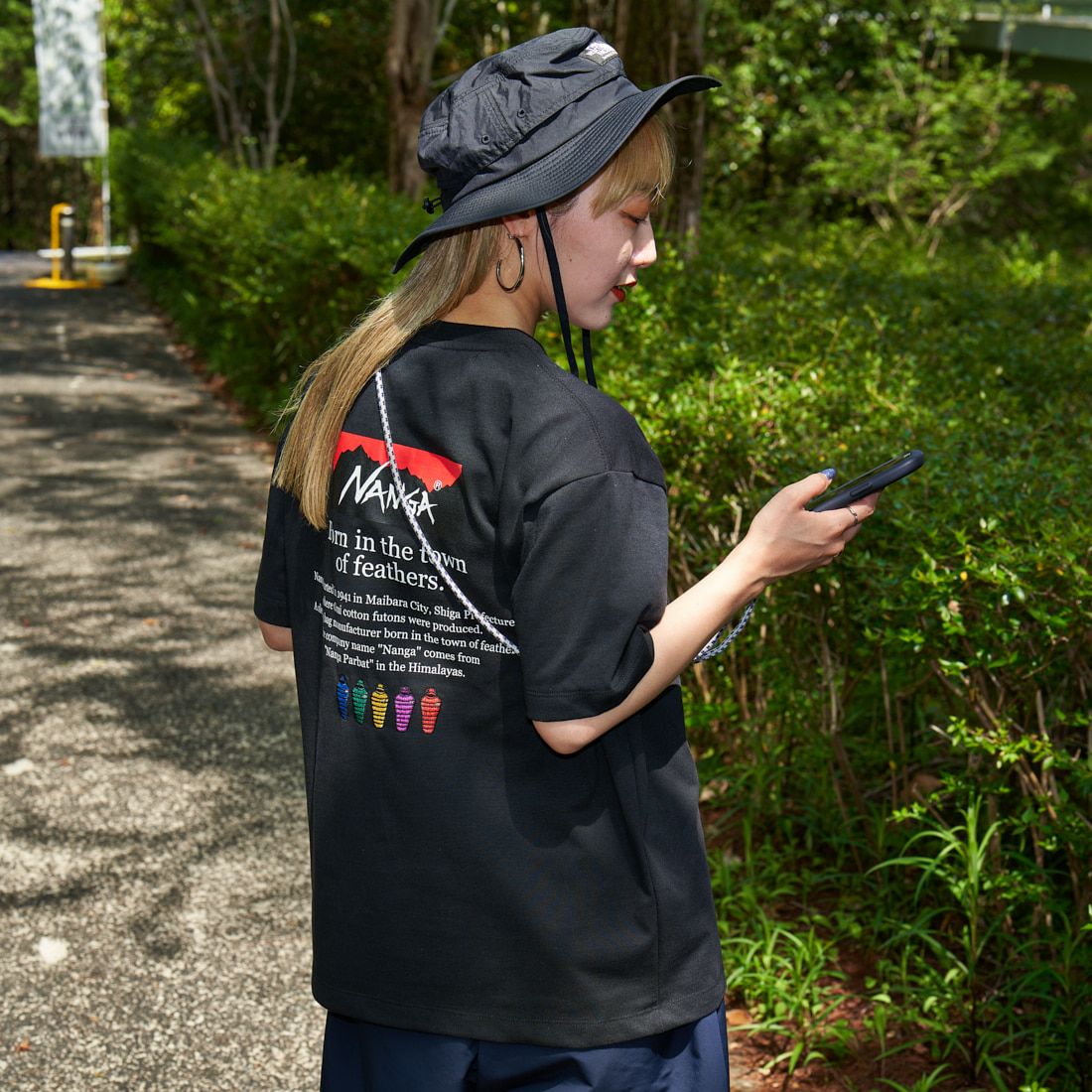 JEANSFACTORY × NANGA [ジーンズファクトリー × ナンガ] 別注 ヒストリーロゴ バックプリントTシャツ [NW25SS-JF2] BLACK &&モデル身長：156cm 着用サイズ：S&&