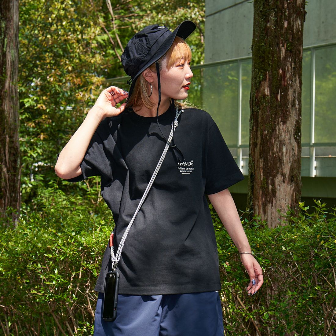 JEANSFACTORY × NANGA [ジーンズファクトリー × ナンガ] 別注 ヒストリーロゴ バックプリントTシャツ [NW25SS-JF2] BLACK &&モデル身長：156cm 着用サイズ：S&&