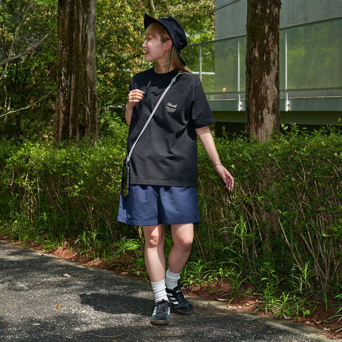 JEANSFACTORY × NANGA [ジーンズファクトリー × ナンガ] 別注 ヒストリーロゴ バックプリントTシャツ [NW25SS-JF2] BLACK &&モデル身長：156cm 着用サイズ：S&&