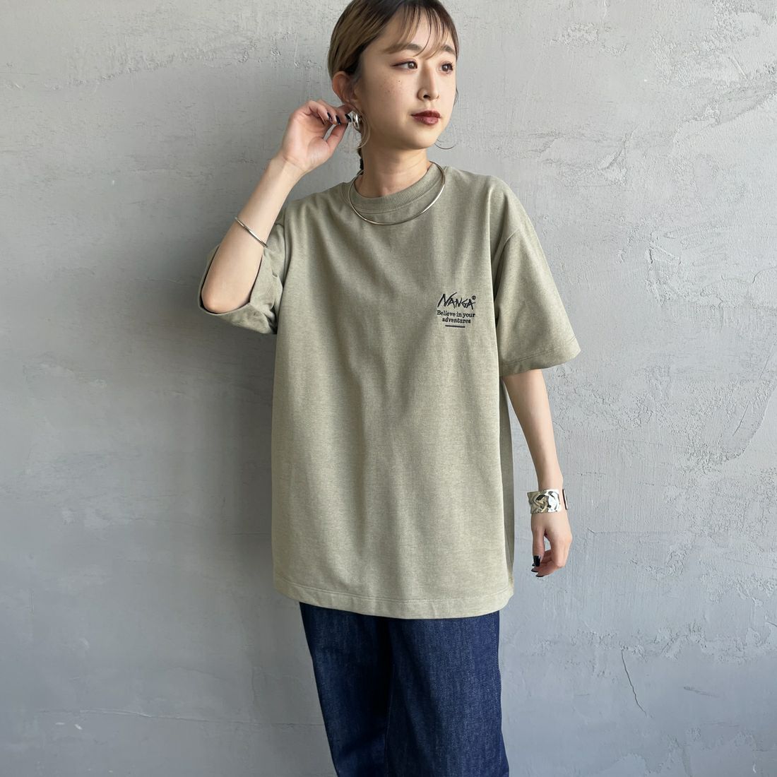 JEANSFACTORY × NANGA [ジーンズファクトリー × ナンガ] 別注 ヒストリーロゴ バックプリントTシャツ [NW25SS-JF2] LT.KHAKI &&モデル身長：150cm 着用サイズ：S&&