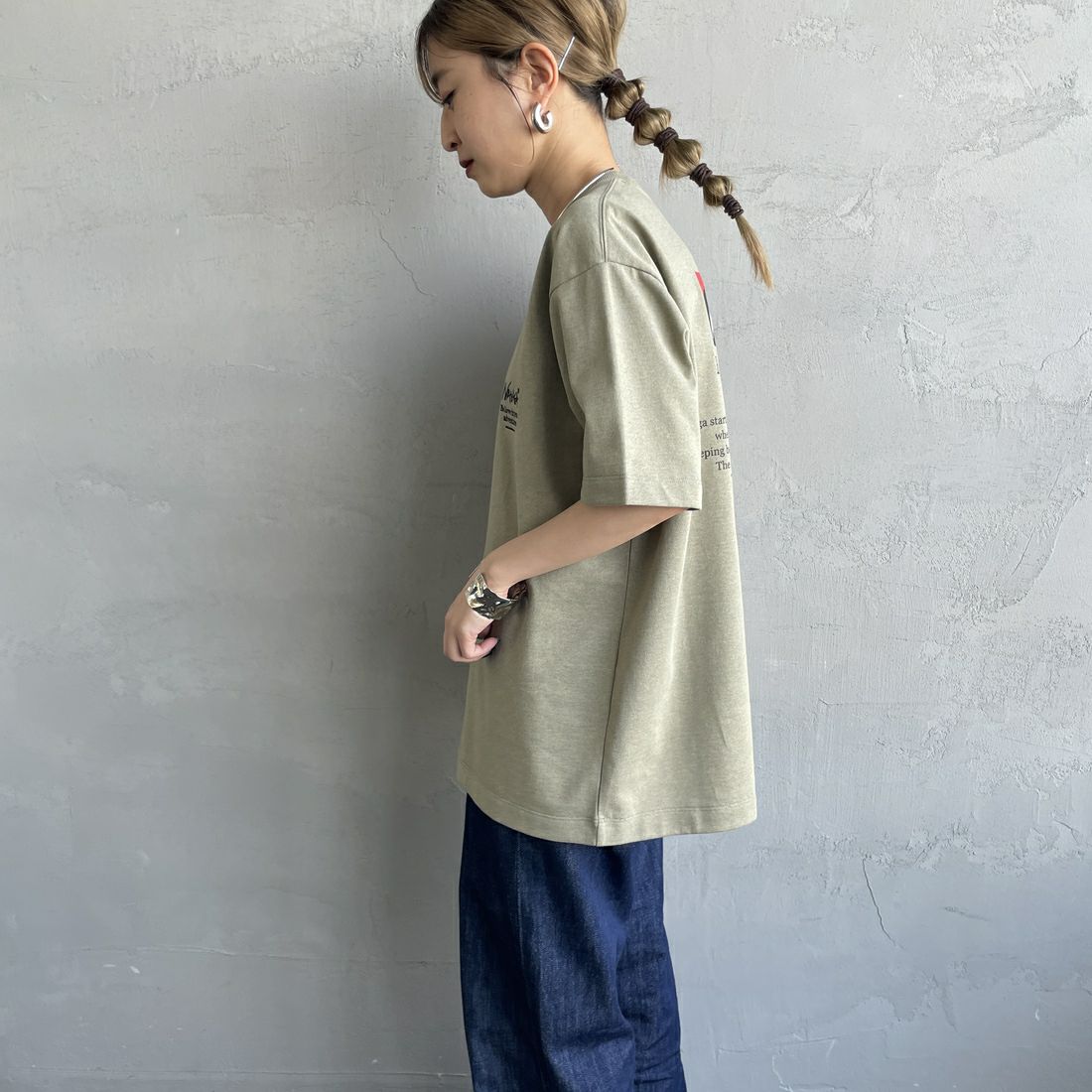 JEANSFACTORY × NANGA [ジーンズファクトリー × ナンガ] 別注 ヒストリーロゴ バックプリントTシャツ [NW25SS-JF2] LT.KHAKI &&モデル身長：150cm 着用サイズ：S&&