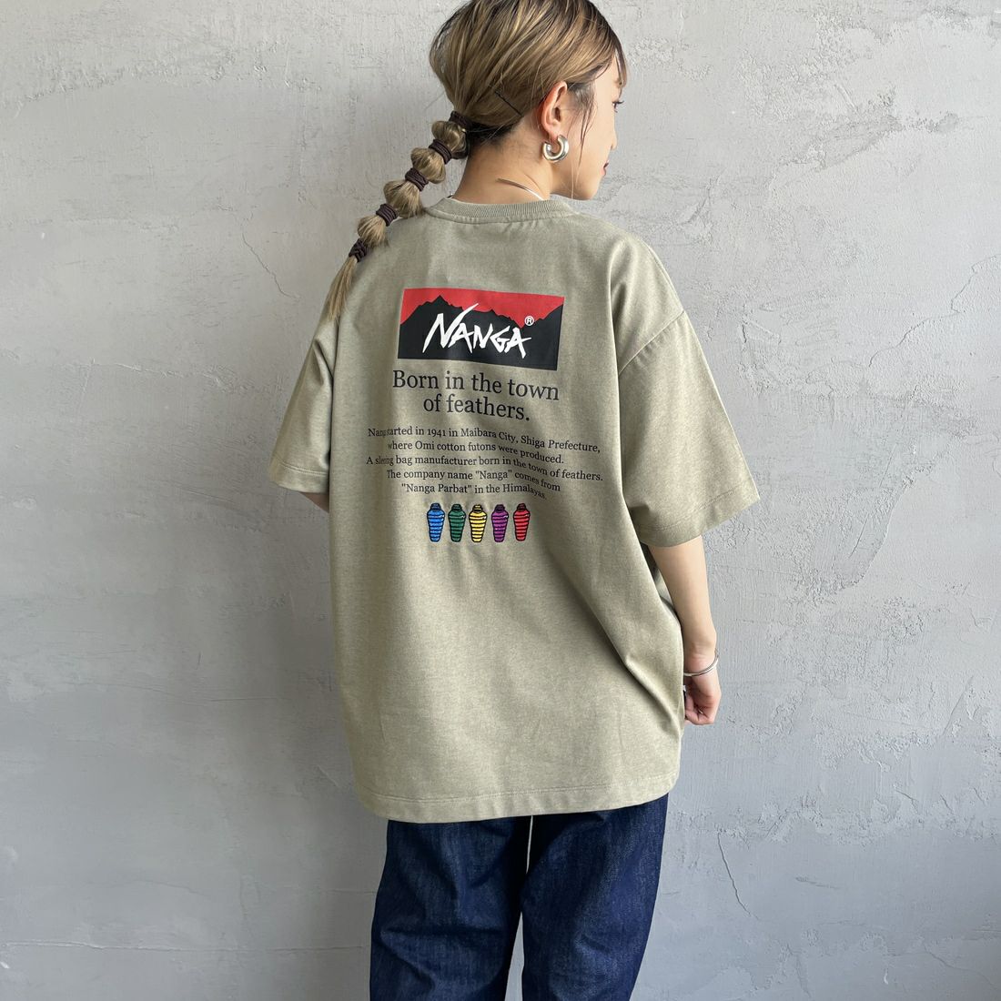 JEANSFACTORY × NANGA [ジーンズファクトリー × ナンガ] 別注 ヒストリーロゴ バックプリントTシャツ [NW25SS-JF2] LT.KHAKI &&モデル身長：150cm 着用サイズ：S&&