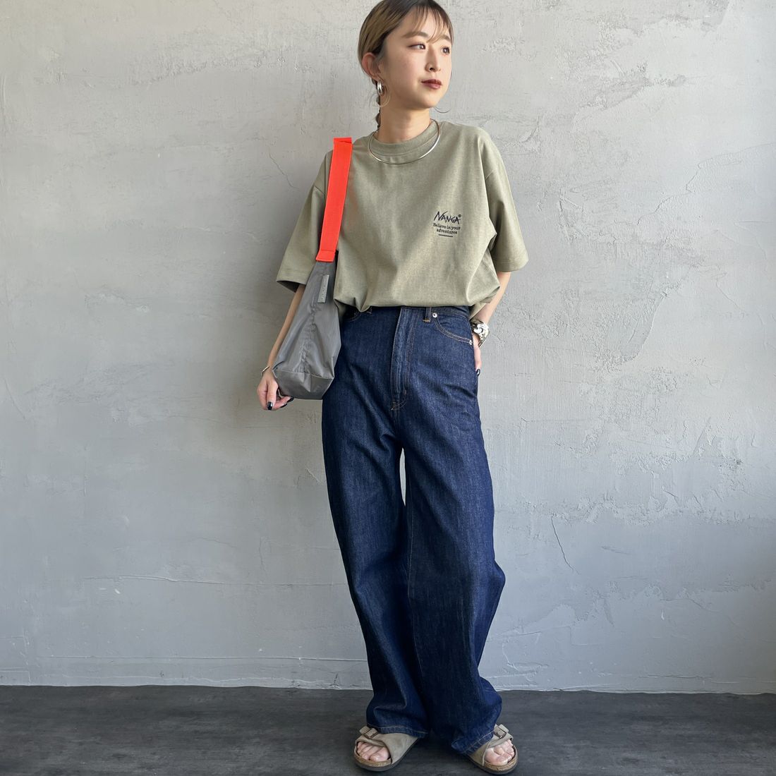 JEANSFACTORY × NANGA [ジーンズファクトリー × ナンガ] 別注 ヒストリーロゴ バックプリントTシャツ [NW25SS-JF2] LT.KHAKI &&モデル身長：150cm 着用サイズ：S&&