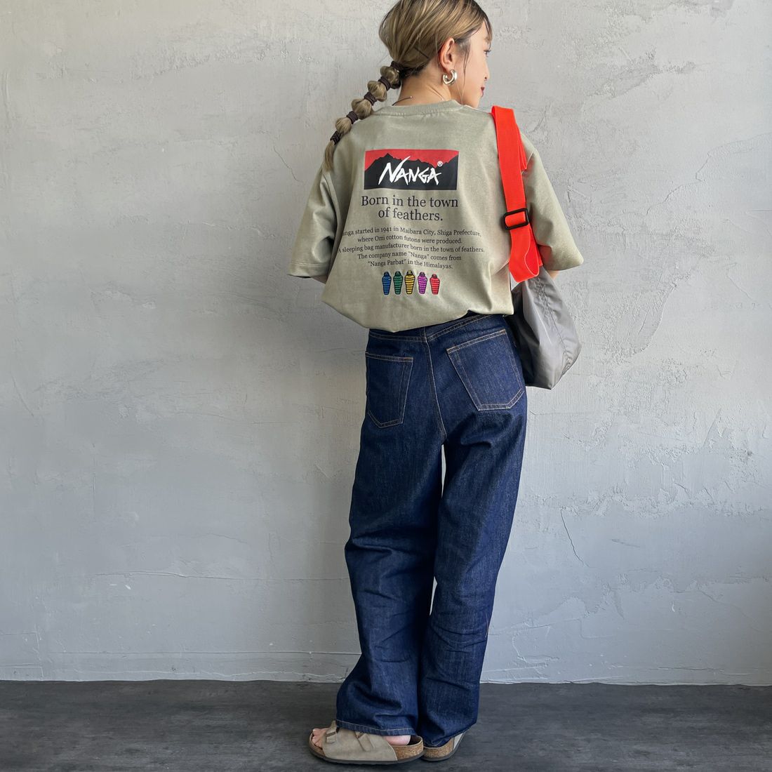 JEANSFACTORY × NANGA [ジーンズファクトリー × ナンガ] 別注 ヒストリーロゴ バックプリントTシャツ [NW25SS-JF2] LT.KHAKI &&モデル身長：150cm 着用サイズ：S&&