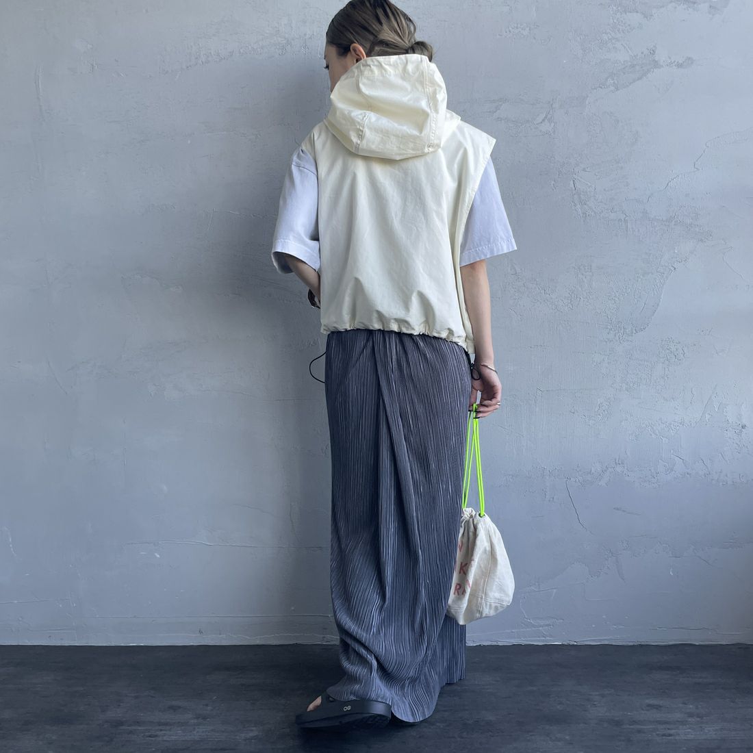 UNIVERSAL OVERALL [ユニバーサルオーバーオール] 別注 ショート丈 フード付きワークベスト [U2512460IN-JF] IVORY&&モデル身長：150cm 着用サイズ：F&&