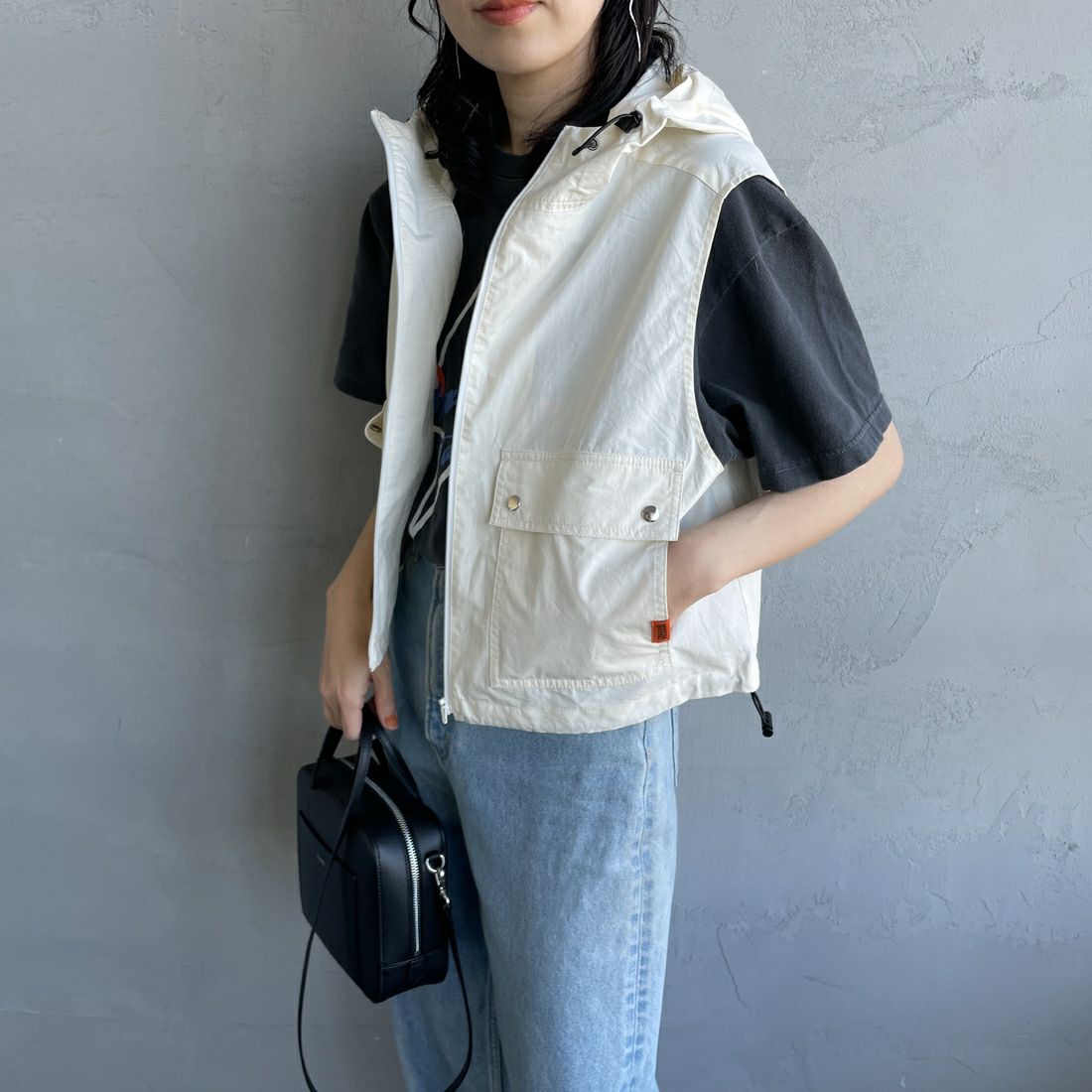 UNIVERSAL OVERALL [ユニバーサルオーバーオール] 別注 ショート丈 フード付きワークベスト [U2512460IN-JF] IVORY&&モデル身長：160cm 着用サイズ：F&&