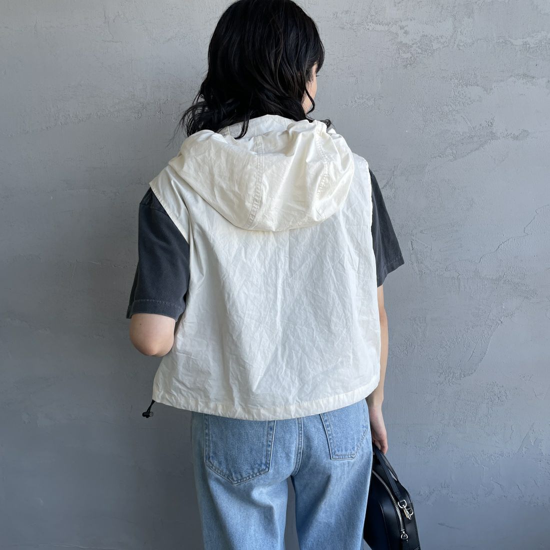 UNIVERSAL OVERALL [ユニバーサルオーバーオール] 別注 ショート丈 フード付きワークベスト [U2512460IN-JF] IVORY&&モデル身長：160cm 着用サイズ：F&&