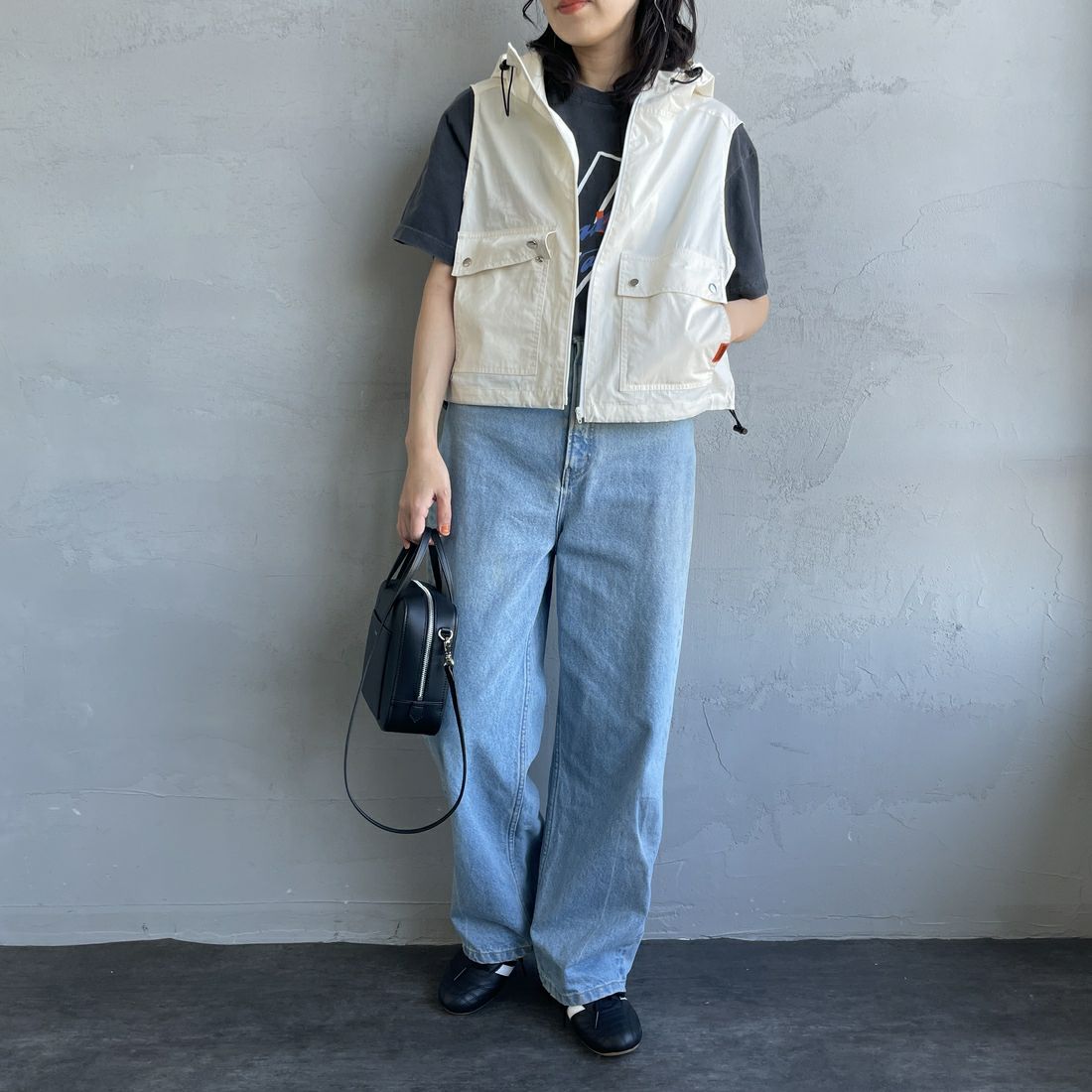 UNIVERSAL OVERALL [ユニバーサルオーバーオール] 別注 ショート丈 フード付きワークベスト [U2512460IN-JF] IVORY&&モデル身長：160cm 着用サイズ：F&&