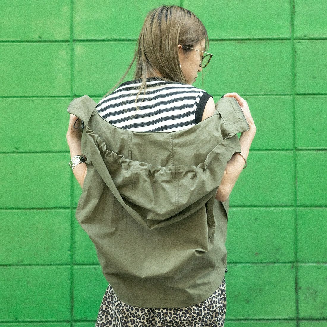 UNIVERSAL OVERALL [ユニバーサルオーバーオール] 別注 ショート丈 フード付きワークベスト [U2512460IN-JF] OLIVE&&モデル身長：150cm 着用サイズ：F&&