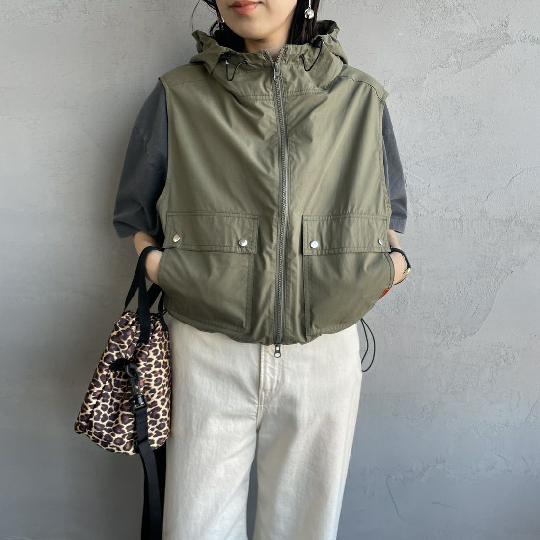 UNIVERSAL OVERALL [ユニバーサルオーバーオール] 別注 ショート丈 フード付きワークベスト [U2512460IN-JF] OLIVE&&モデル身長：160cm 着用サイズ：F&&