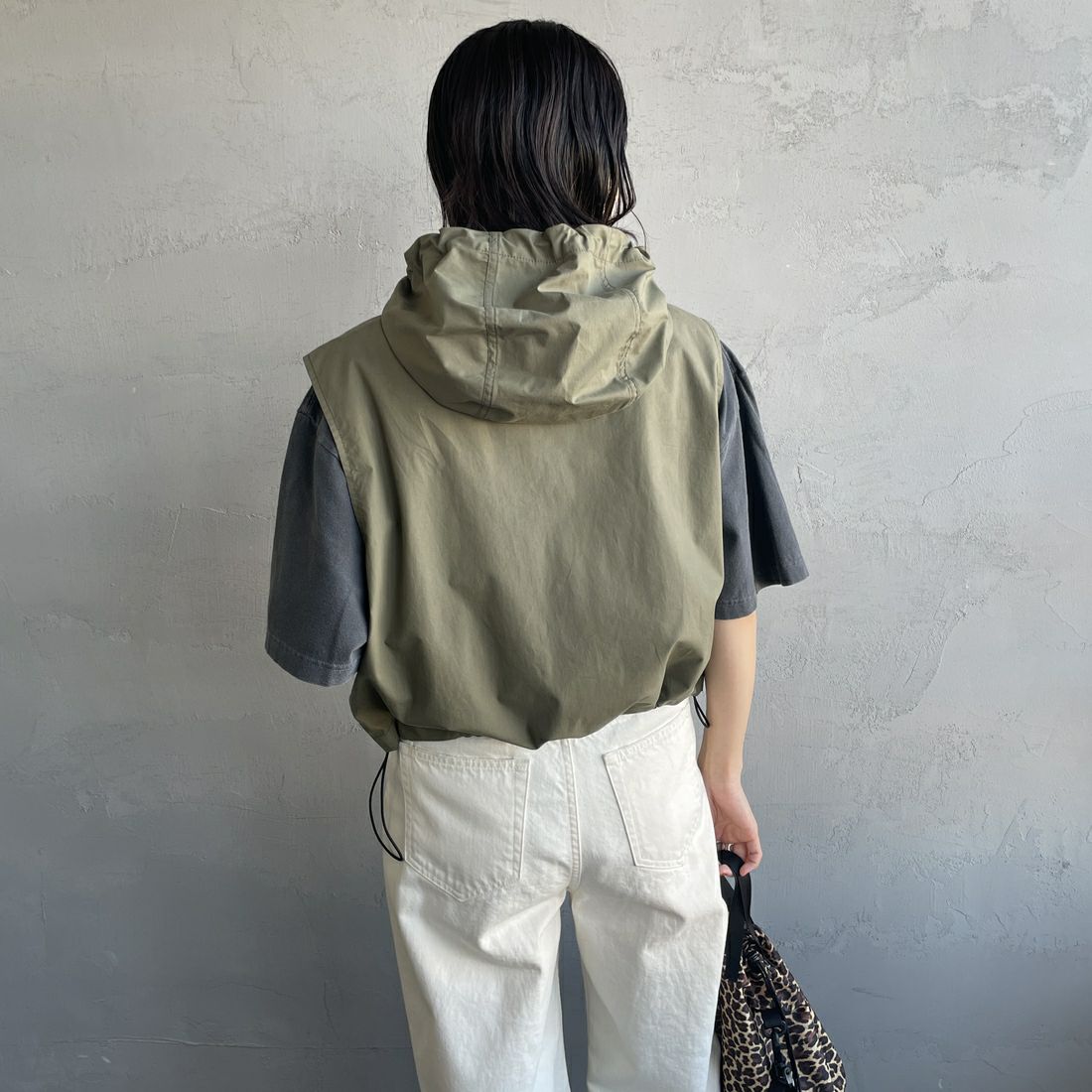 UNIVERSAL OVERALL [ユニバーサルオーバーオール] 別注 ショート丈 フード付きワークベスト [U2512460IN-JF] OLIVE&&モデル身長：160cm 着用サイズ：F&&