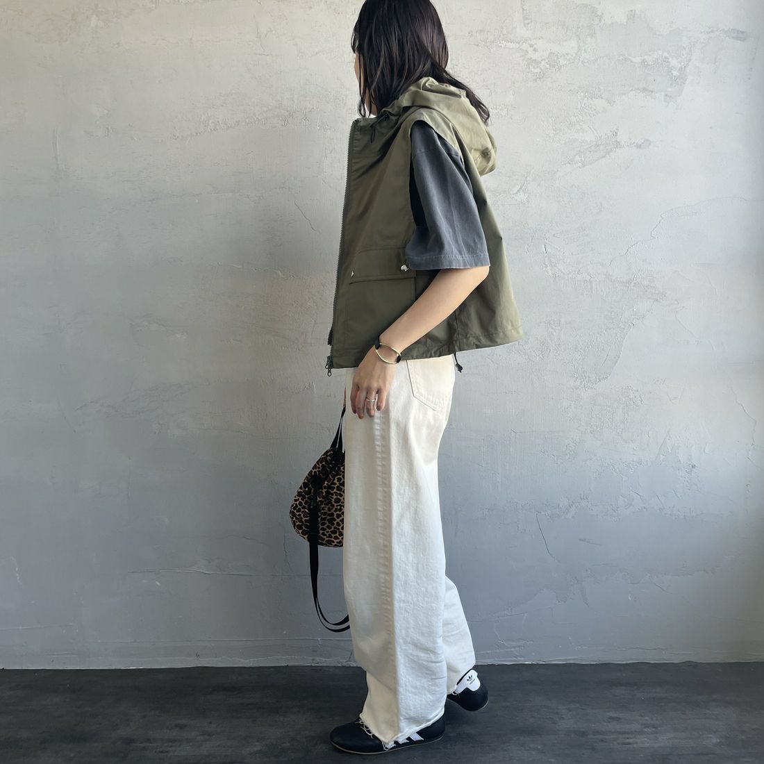 UNIVERSAL OVERALL [ユニバーサルオーバーオール] 別注 ショート丈 フード付きワークベスト [U2512460IN-JF] OLIVE&&モデル身長：160cm 着用サイズ：F&&