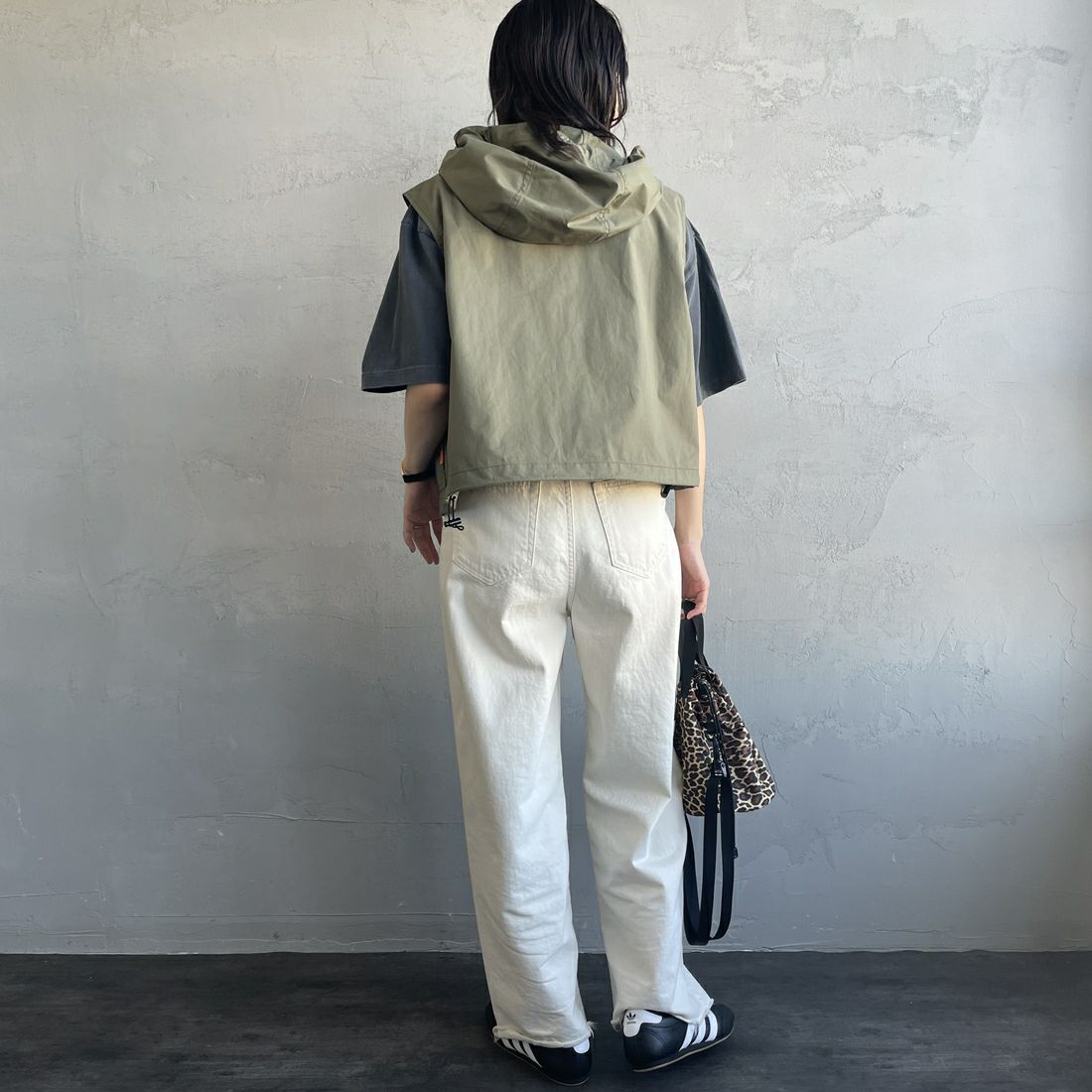 UNIVERSAL OVERALL [ユニバーサルオーバーオール] 別注 ショート丈 フード付きワークベスト [U2512460IN-JF] OLIVE&&モデル身長：160cm 着用サイズ：F&&