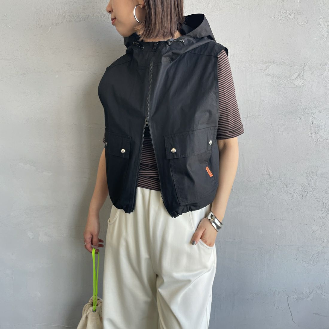 UNIVERSAL OVERALL [ユニバーサルオーバーオール] 別注 ショート丈 フード付きワークベスト [U2512460IN-JF] BLACK&&モデル身長：159cm 着用サイズ：F&&