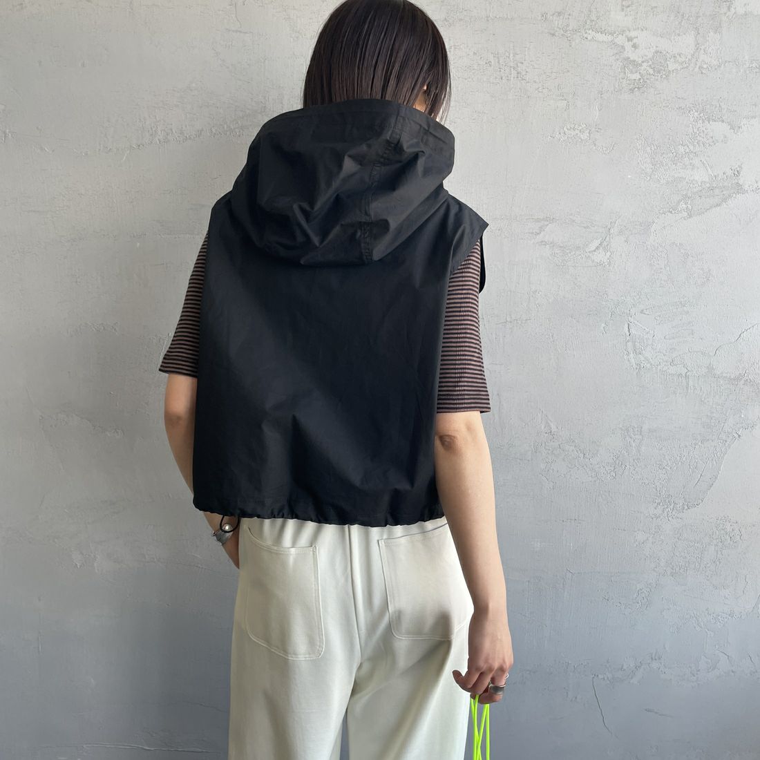 UNIVERSAL OVERALL [ユニバーサルオーバーオール] 別注 ショート丈 フード付きワークベスト [U2512460IN-JF] BLACK&&モデル身長：159cm 着用サイズ：F&&