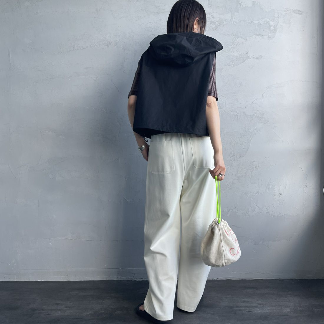 UNIVERSAL OVERALL [ユニバーサルオーバーオール] 別注 ショート丈 フード付きワークベスト [U2512460IN-JF] BLACK&&モデル身長：159cm 着用サイズ：F&&