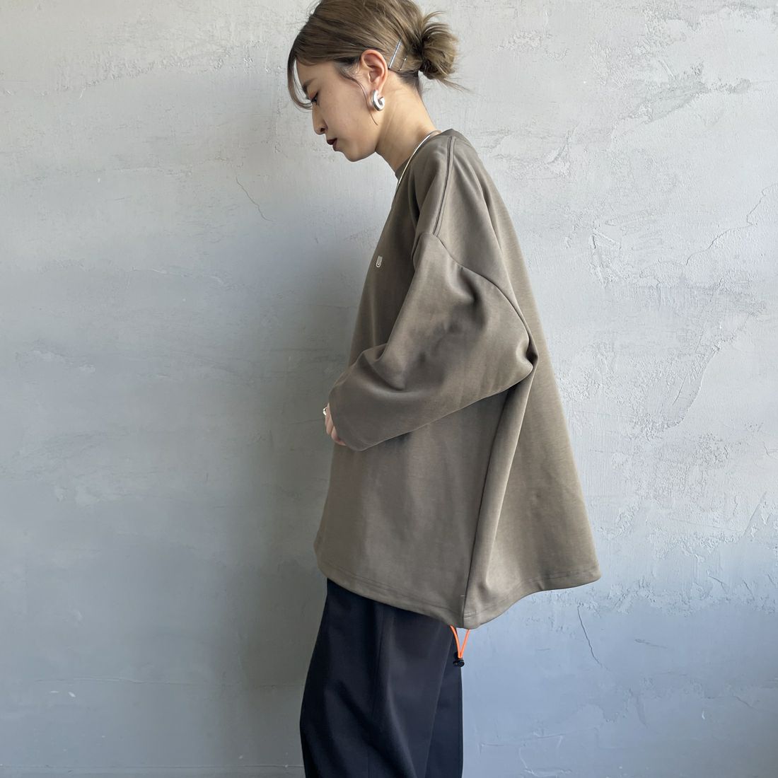 UNIVERSAL OVERALL [ユニバーサルオーバーオール] 別注 7分袖 ドローコード付きポンチTシャツ [U2511280IN-JF] KHAKI &&モデル身長：150cm 着用サイズ：S&&