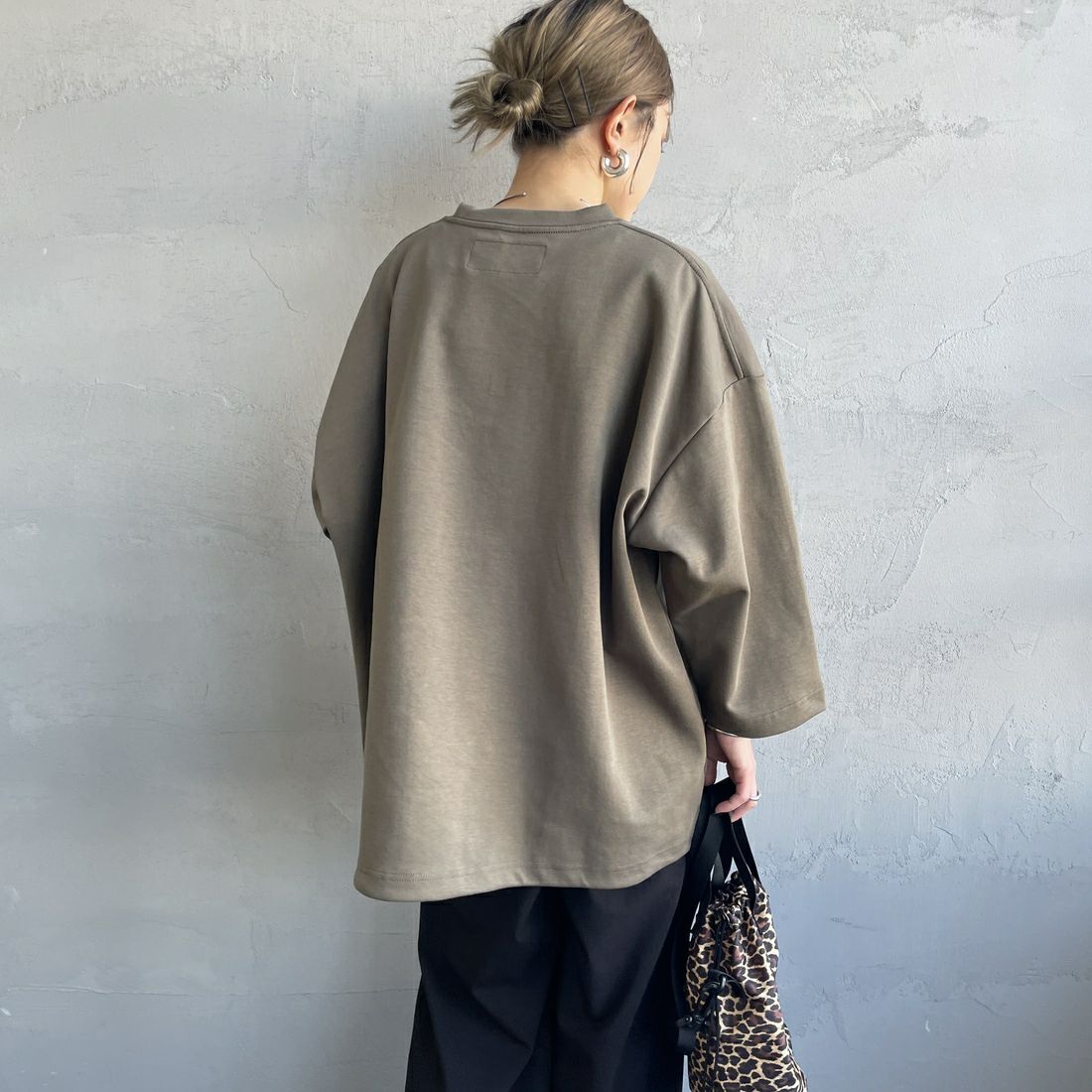 UNIVERSAL OVERALL [ユニバーサルオーバーオール] 別注 7分袖 ドローコード付きポンチTシャツ [U2511280IN-JF] KHAKI &&モデル身長：150cm 着用サイズ：S&&