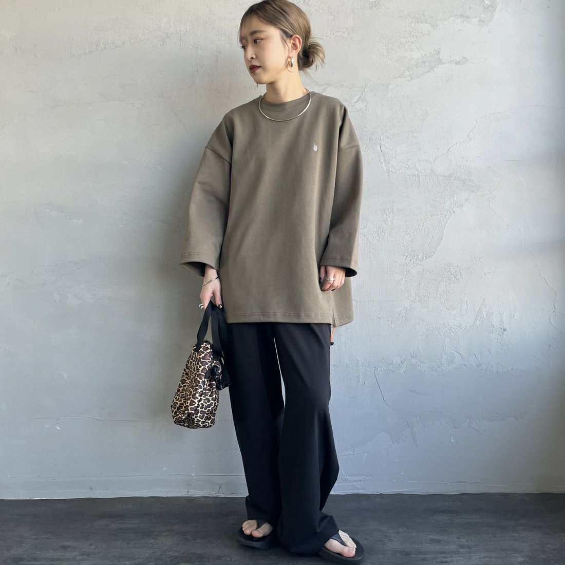 UNIVERSAL OVERALL [ユニバーサルオーバーオール] 別注 7分袖 ドローコード付きポンチTシャツ [U2511280IN-JF] KHAKI &&モデル身長：150cm 着用サイズ：S&&