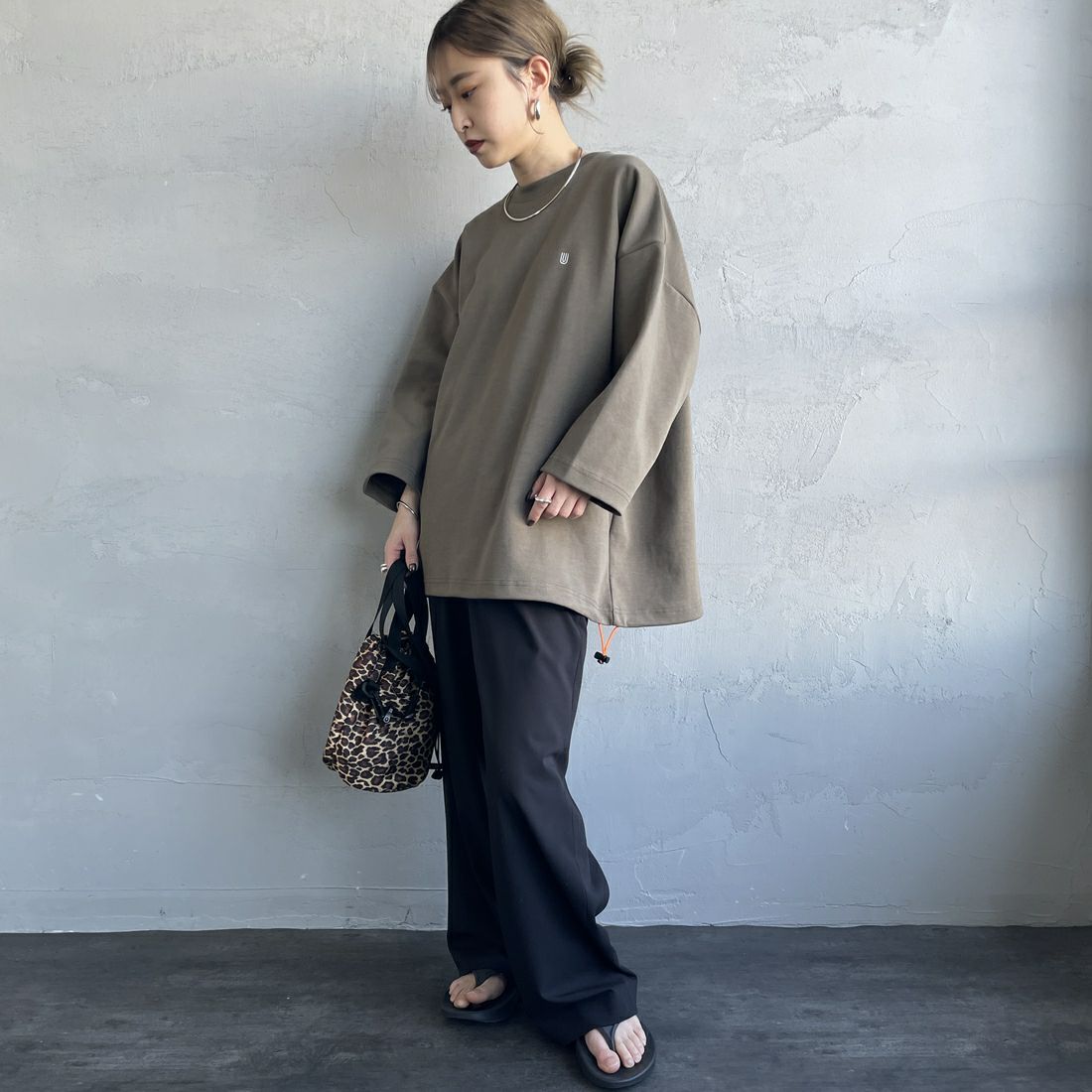 UNIVERSAL OVERALL [ユニバーサルオーバーオール] 別注 7分袖 ドローコード付きポンチTシャツ [U2511280IN-JF] KHAKI &&モデル身長：150cm 着用サイズ：S&&