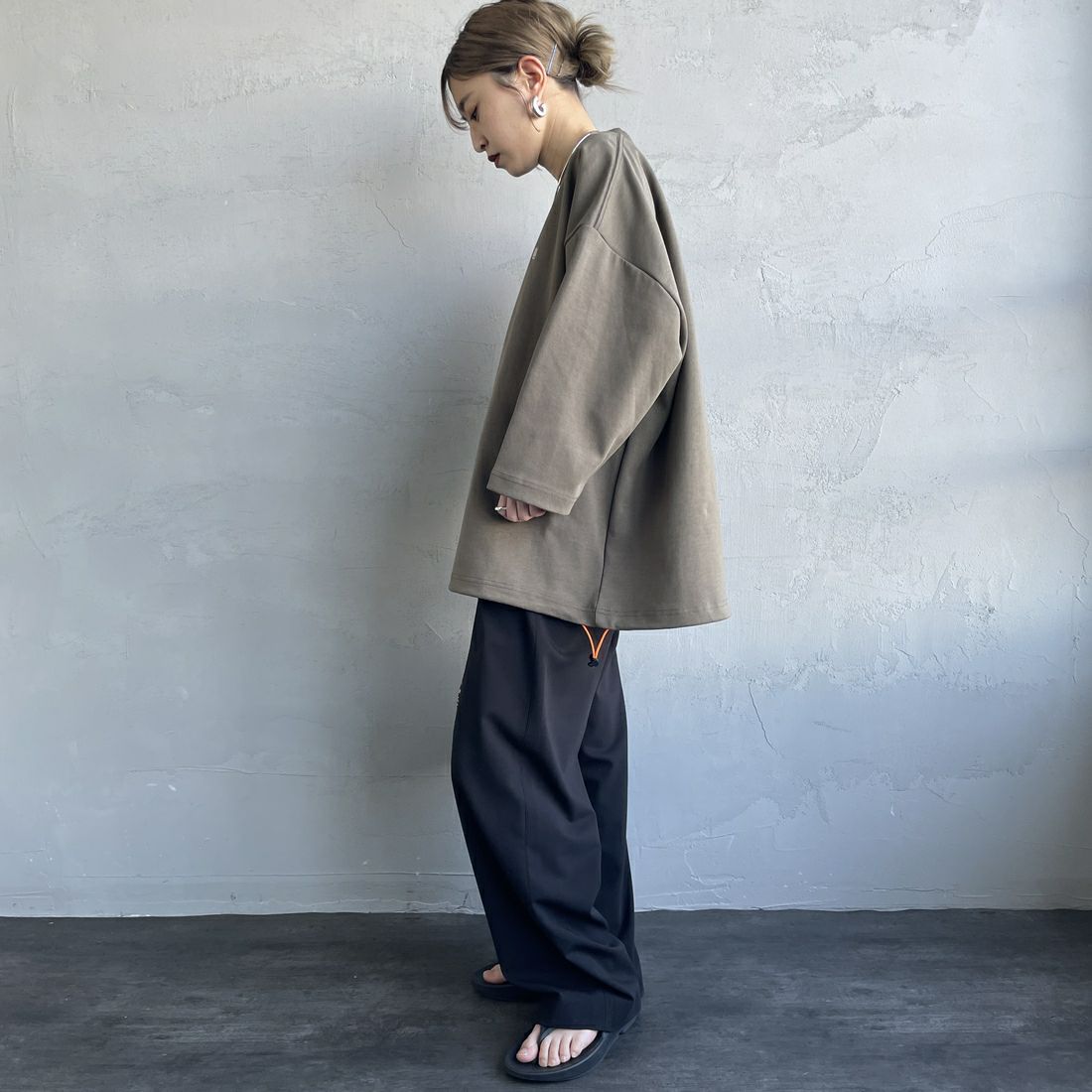 UNIVERSAL OVERALL [ユニバーサルオーバーオール] 別注 7分袖 ドローコード付きポンチTシャツ [U2511280IN-JF] KHAKI &&モデル身長：150cm 着用サイズ：S&&