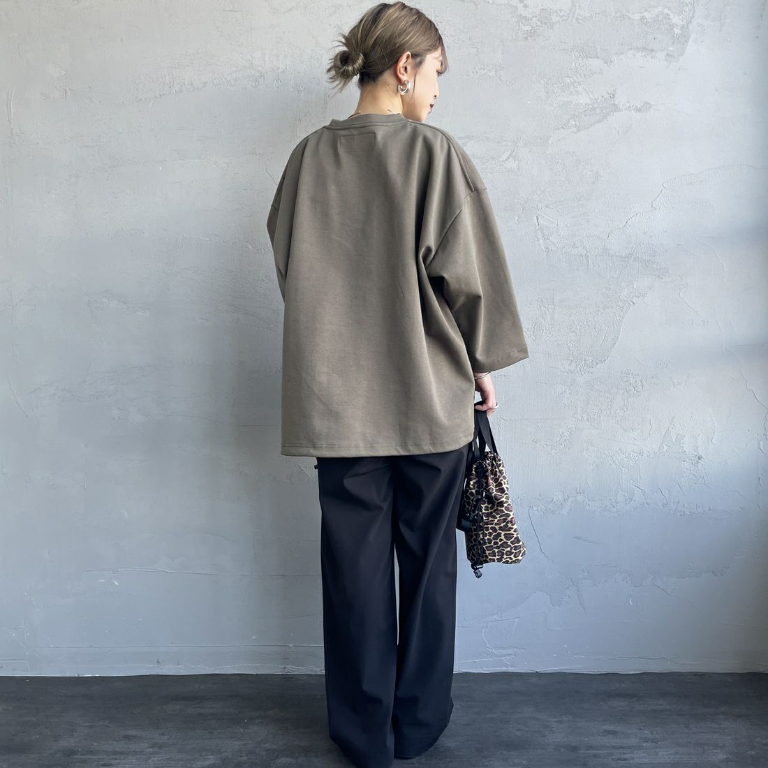 UNIVERSAL OVERALL [ユニバーサルオーバーオール] 別注 7分袖 ドローコード付きポンチTシャツ [U2511280IN-JF] KHAKI &&モデル身長：150cm 着用サイズ：S&&