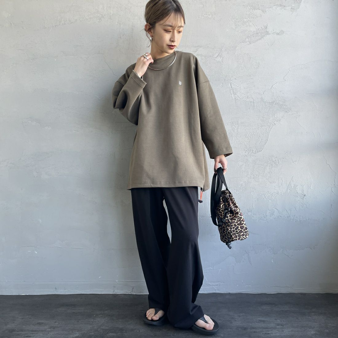 UNIVERSAL OVERALL [ユニバーサルオーバーオール] 別注 7分袖 ドローコード付きポンチTシャツ [U2511280IN-JF] KHAKI &&モデル身長：150cm 着用サイズ：S&&