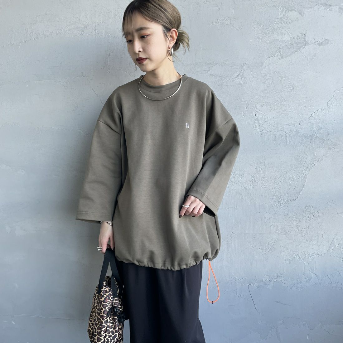 UNIVERSAL OVERALL [ユニバーサルオーバーオール] 別注 7分袖 ドローコード付きポンチTシャツ [U2511280IN-JF] KHAKI &&モデル身長：150cm 着用サイズ：S&&