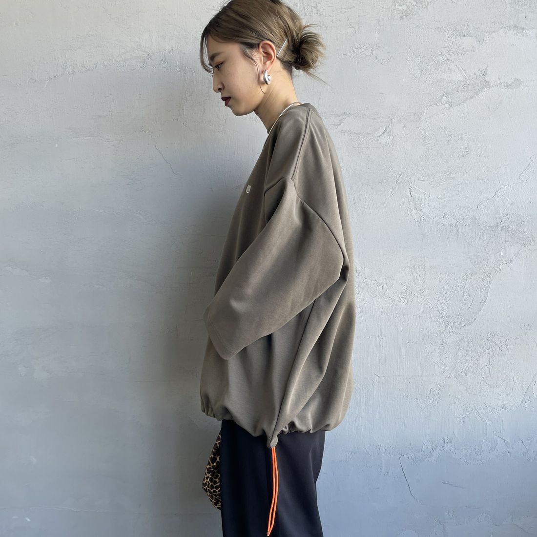 UNIVERSAL OVERALL [ユニバーサルオーバーオール] 別注 7分袖 ドローコード付きポンチTシャツ [U2511280IN-JF] KHAKI &&モデル身長：150cm 着用サイズ：S&&