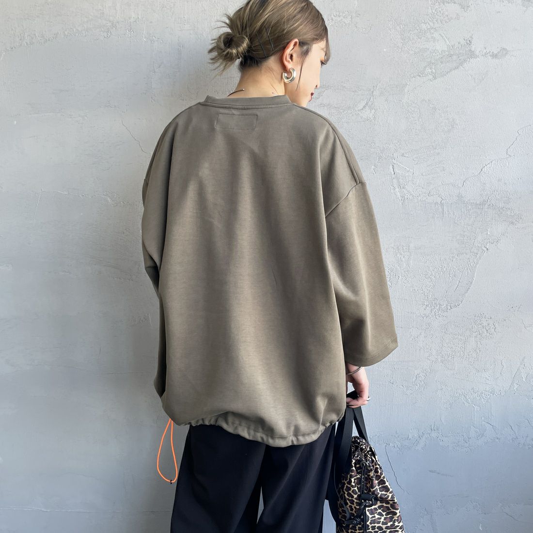 UNIVERSAL OVERALL [ユニバーサルオーバーオール] 別注 7分袖 ドローコード付きポンチTシャツ [U2511280IN-JF] KHAKI &&モデル身長：150cm 着用サイズ：S&&