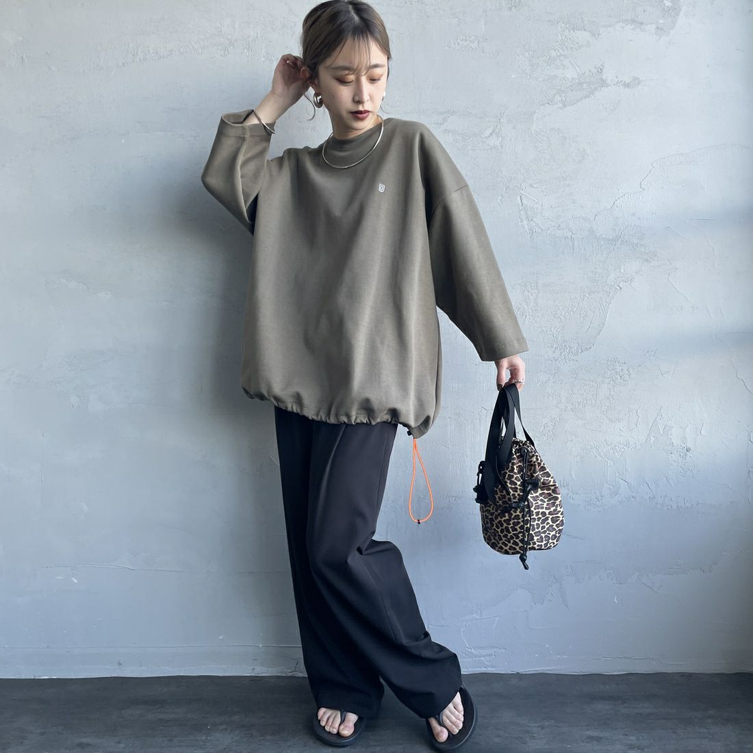 UNIVERSAL OVERALL [ユニバーサルオーバーオール] 別注 7分袖 ドローコード付きポンチTシャツ [U2511280IN-JF] KHAKI &&モデル身長：150cm 着用サイズ：S&&