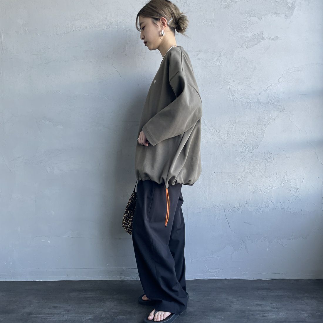 UNIVERSAL OVERALL [ユニバーサルオーバーオール] 別注 7分袖 ドローコード付きポンチTシャツ [U2511280IN-JF] KHAKI &&モデル身長：150cm 着用サイズ：S&&