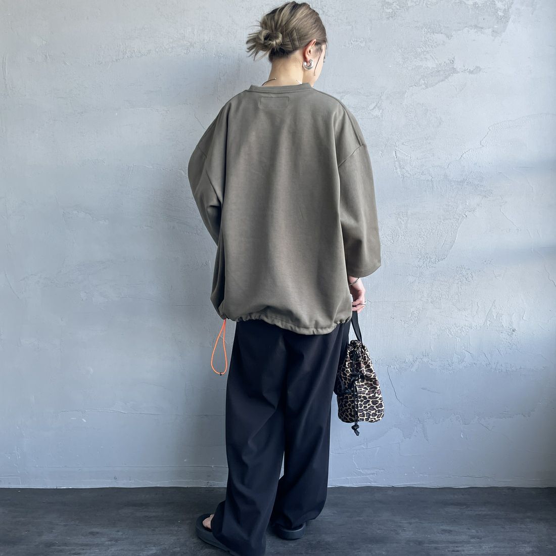 UNIVERSAL OVERALL [ユニバーサルオーバーオール] 別注 7分袖 ドローコード付きポンチTシャツ [U2511280IN-JF] KHAKI &&モデル身長：150cm 着用サイズ：S&&