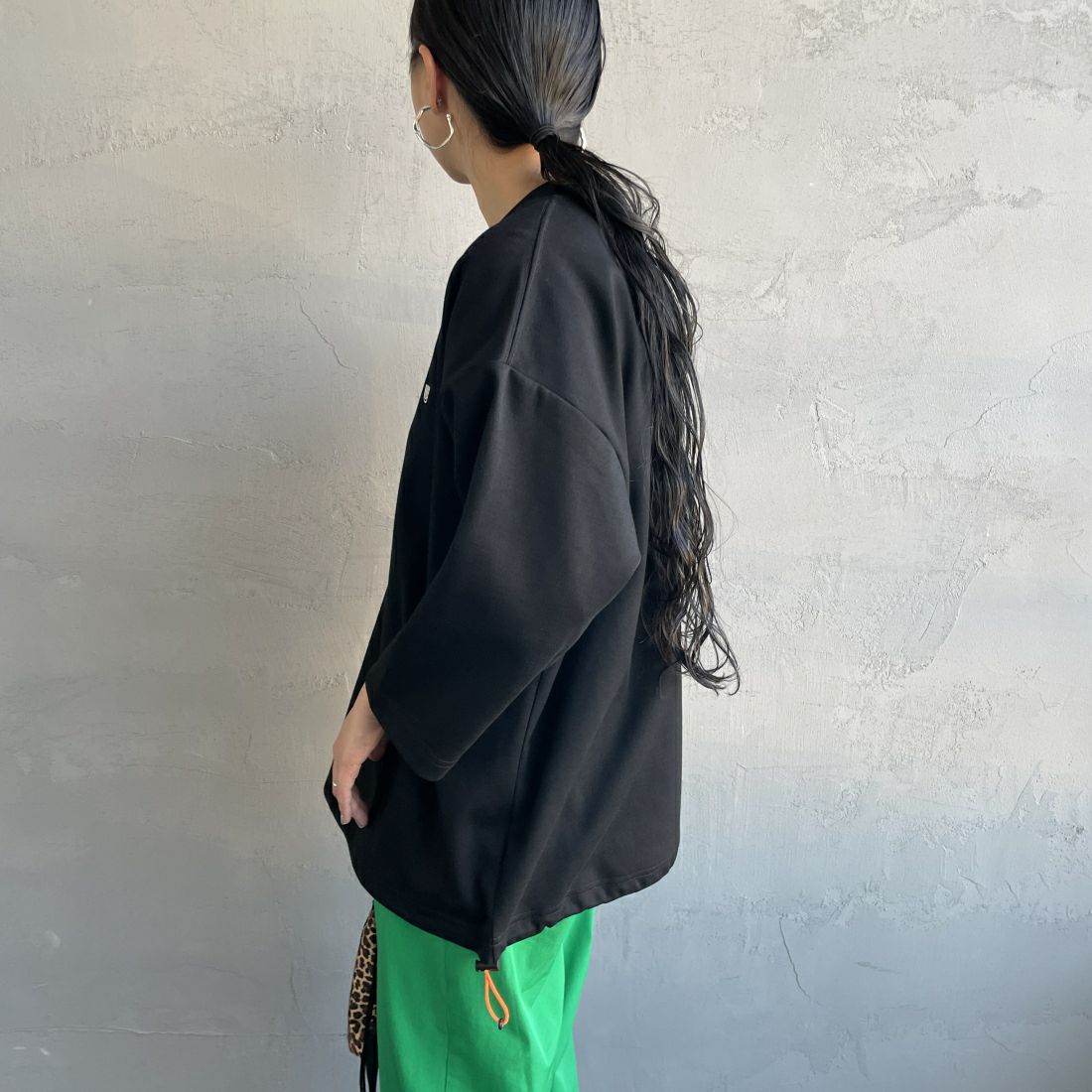 UNIVERSAL OVERALL [ユニバーサルオーバーオール] 別注 7分袖 ドローコード付きポンチTシャツ [U2511280IN-JF] BLACK &&モデル身長：156cm 着用サイズ：S&&