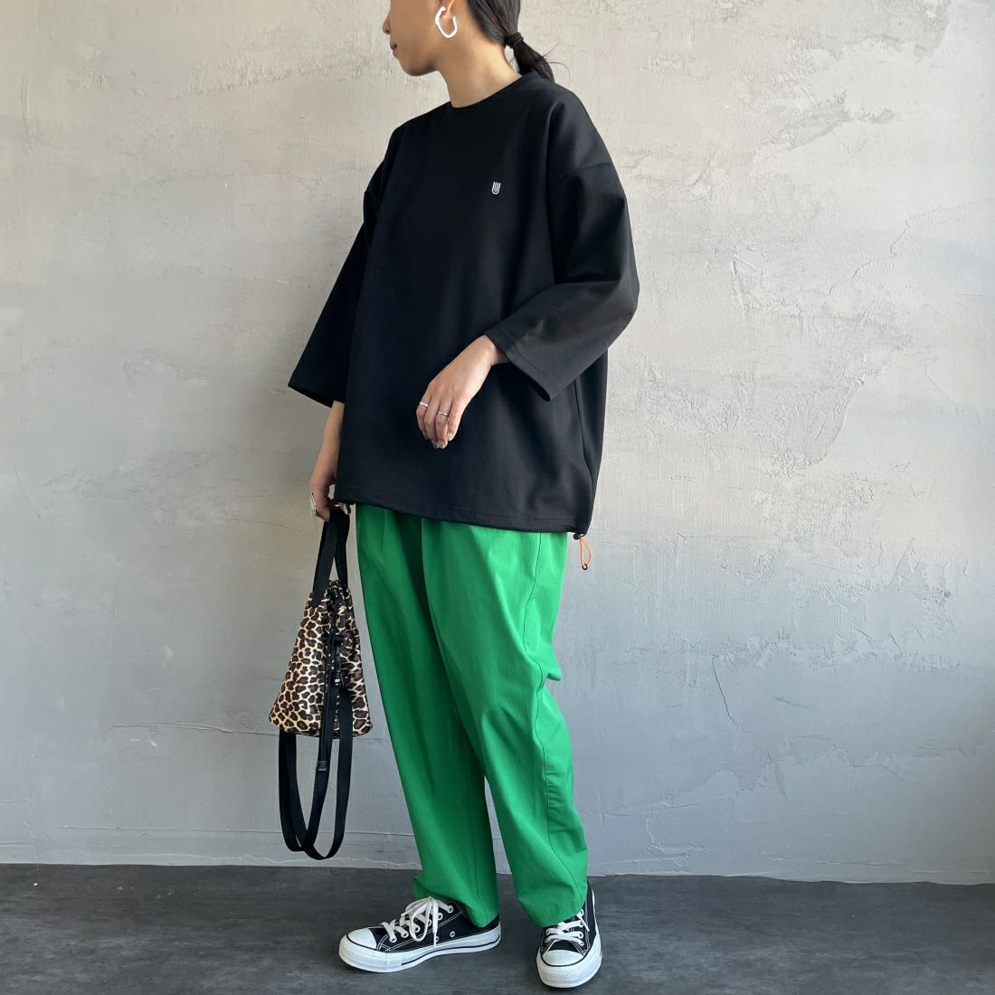 UNIVERSAL OVERALL [ユニバーサルオーバーオール] 別注 7分袖 ドローコード付きポンチTシャツ [U2511280IN-JF] BLACK &&モデル身長：156cm 着用サイズ：S&&