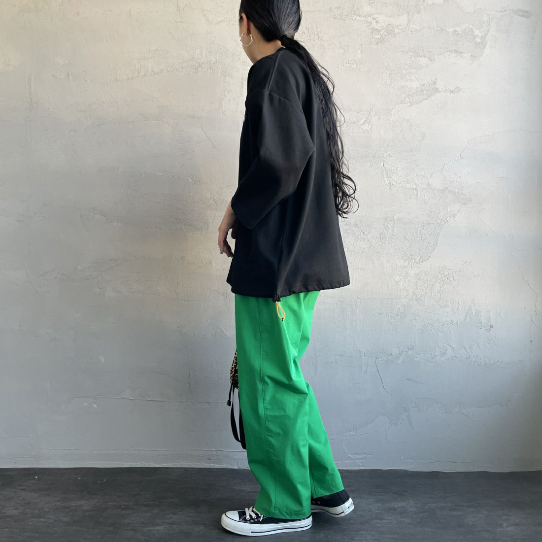 UNIVERSAL OVERALL [ユニバーサルオーバーオール] 別注 7分袖 ドローコード付きポンチTシャツ [U2511280IN-JF] BLACK &&モデル身長：156cm 着用サイズ：S&&